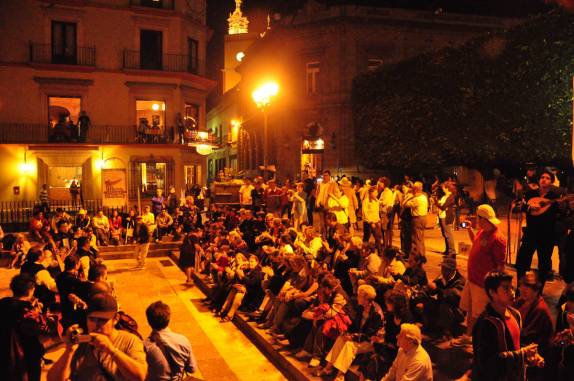 Público reunido para assistir a 'callejonata' em Guanajuato, no México